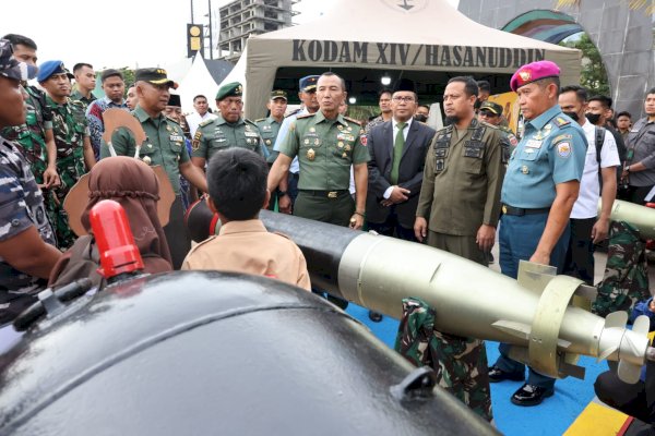 Walikota Danny Ajak Warganya Mengenal Alutsista TNI