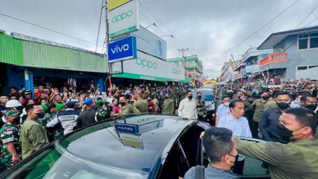 Jokowi Tinjau SPAM Wemomolin.(F-INT)