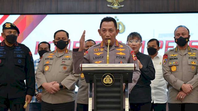 Kapolri Jenderal Listyo Sigit Prabowo (tengah) dan jajarannya memberikan keterangan terkait penetapan Ferdy Sambo sebagai tersangka di Gedung rupatama Mabes Polri, Jakarta, 9 Agustus 2022. Tempo/Febri Angga Palguna