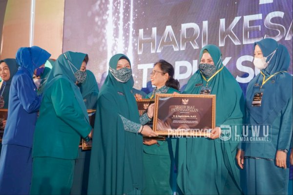 Hayarna Basmin Terima Penghargaan Atas Kiprah Nyata Dalam Inovasi Gerakan Pelopor Perubahan