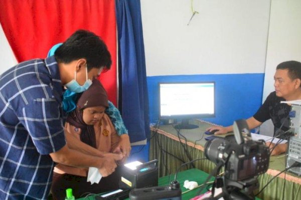 Disdukcapil Makassar Door to Door Datangi para Penyandang Disabilitas