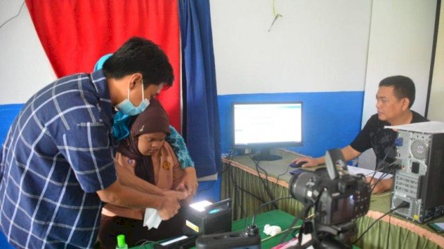 Disdukcapil Makassar Door to Door Datangi para Penyandang Disabilitas