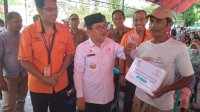 Walikota Judas Serahkan BLT BBM ke Warga Palopo
