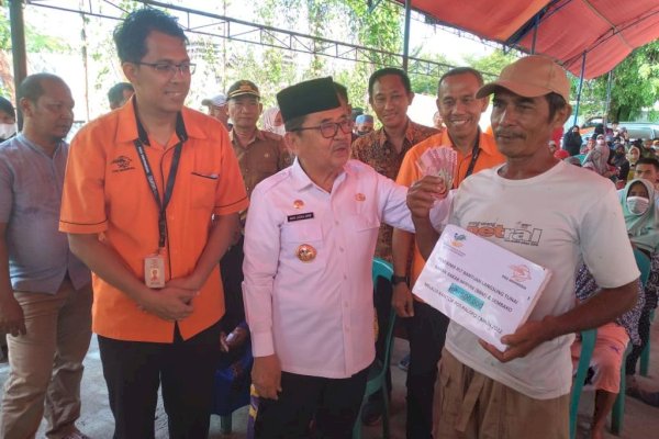 Walikota Judas Serahkan BLT BBM ke Warga Palopo