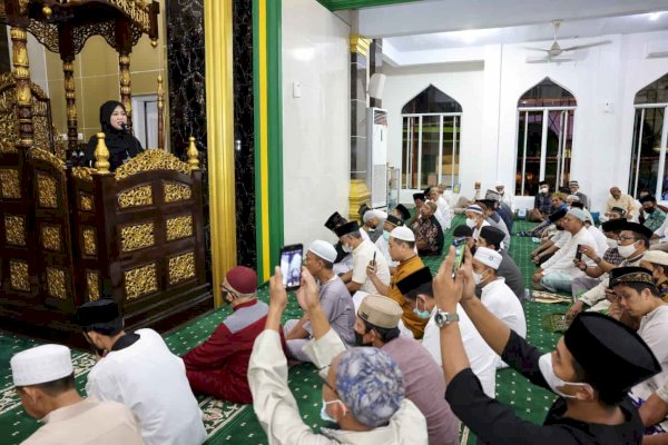 Usai Shalat Subuh Berjamaah, Wawali Fatmawati Rusdi Distribusikan 550 Paket Sembako di Biringkanaya