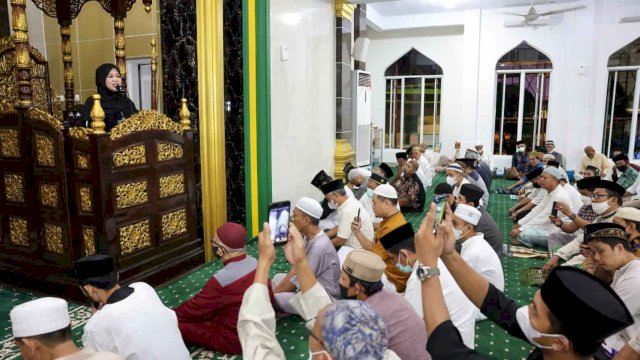 Usai Shalat Subuh Berjamaah, Wawali Fatmawati Rusdi Distribusikan 550 Paket Sembako di Biringkanaya