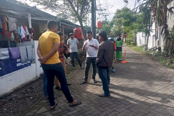 Camat Biringkanaya Benyamin Awasi Langsung Pembersihan Drainase Kelurahan Bulurokeng