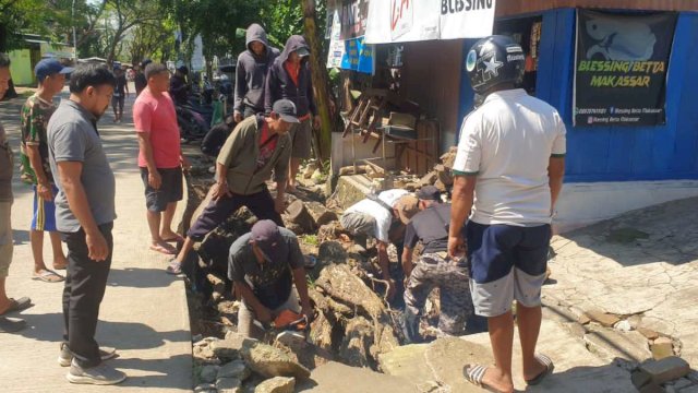 Rawan Banjir, Satgas Drainase Kecamatan Biringkanaya Bersihkan Saluran Air Dibeberapa Titik