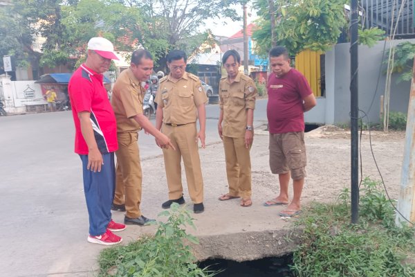 Camat Biringkanaya Benyamin Tinjau Pembersihan Drainase yang Di Jalan Perintis Kemerdekaan