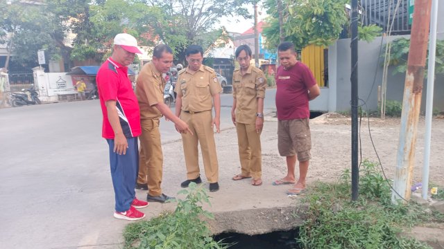 Camat Biringkanaya Benyamin Tinjau Pembersihan Drainase yang Di Jalan Perintis Kemerdekaan