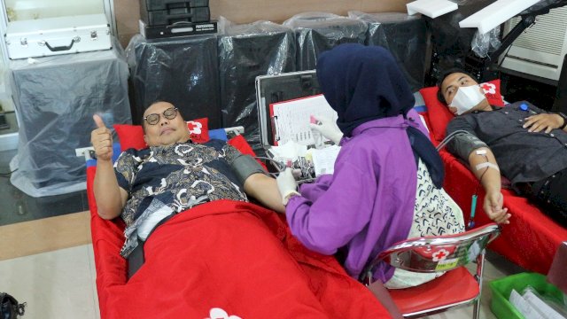 Dirtek PDAM Asdar Ali saat lakukan donor darah.