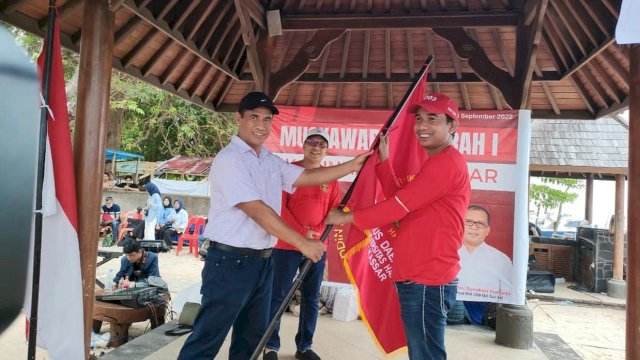 Ketua Umum IkA Unhas, Andi Amran Sulaiman Menyerahkan Bendera Petaka Kepada Ketua Ika Unhas Makassar terpilih, Rudianto Lallo