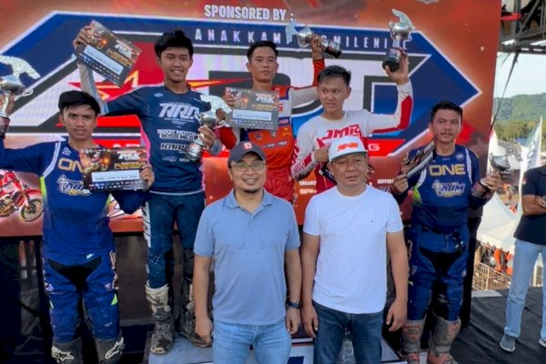 Pembalap RMS MX Team Angga Sapurede Juara 1 Kelas Trail Standar 155 cc di Kejurnas Motocross Pinrang