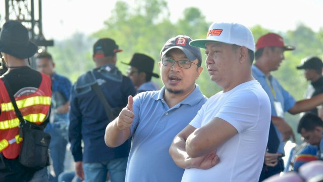 Ketua IMI Sulsel, Rusdi Masse bersama Wakil Ketua Olahraga Motor IMI Pusat, Sadikin Aksa