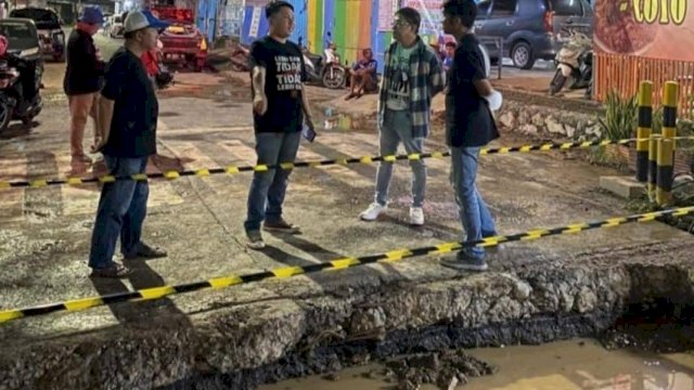 Dirut PDAM Beni Iskandar Tinjau Langsung Perbaikan Pipa Bocor di Jalan Goa Ria.