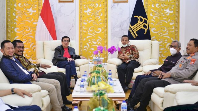 Gubernur Sulsel, Andi Sudirman Sulaiman bersama Menkumham RI, Yasonna Hamonangan Laoly.