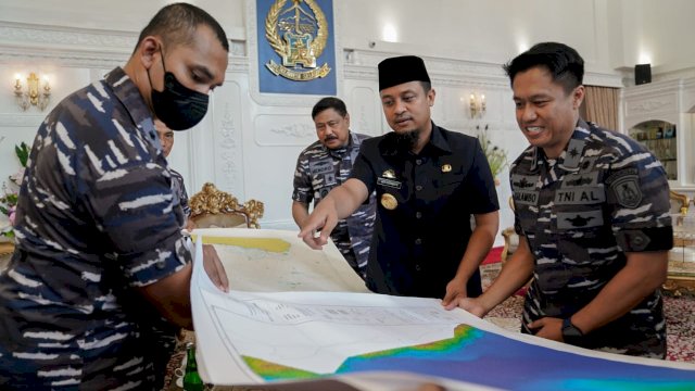 Gubernur Sulsel, Andi Sudirman Sulaiman saat Menerima Kunjungan Danpushidrosal Laksamana Madya Nurhidayat.