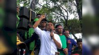 Penuh Keakraban Waka DPRD Sulsel Syaharuddin Alrif Temui Massa Pendemo Ojol