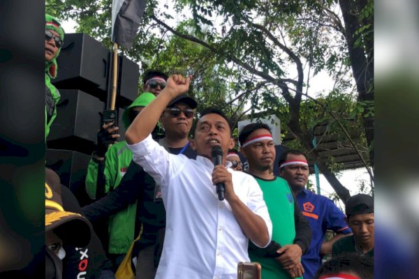 Penuh Keakraban Waka DPRD Sulsel Syaharuddin Alrif Temui Massa Pendemo Ojol