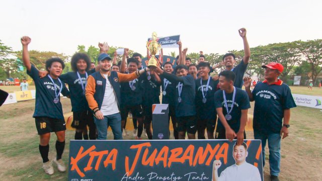 Legislator Fraksi NasDem Sulsel, Andre Prasetyo Tanta Menyerahkan Piala Merdeka APT CUP 2020 kepada Tim Bank SulSelBar