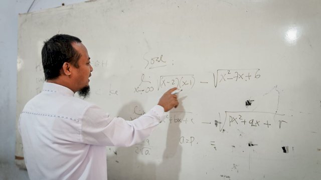 Gubernur Sulawesi Selatan, Andi Sudirman Sulaiman meninjau proses pembelajaran Smart School di SMAN 5 Tana Toraja