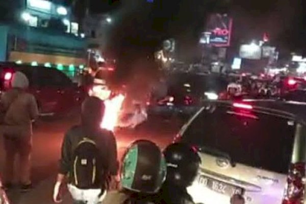 Tolak Kenaikan Harga BBM, Mahasiswa Makassar Demo dan Blokade Jalan Hingga Malam