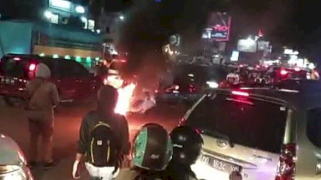  Suasana Mahasiswa Makassar Demo dan Blokade Jalan Hingga Malam