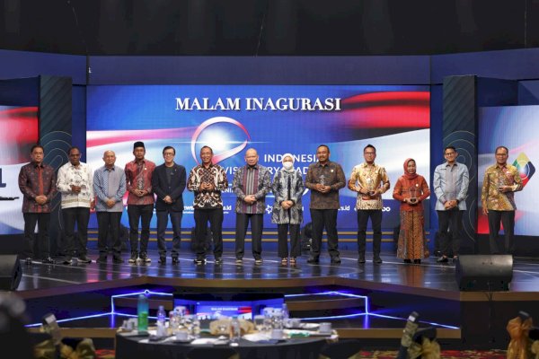 Indonesia Visionary Leaders, Danny Pomanto Raih Penghargaan Kategori Best Overall