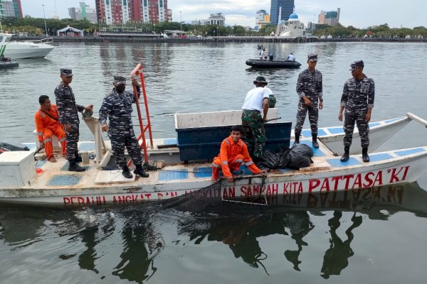 Sukseskan F8, Lantamal Vl Makassar Gelar Aksi Bersih Laut di Kawasan Pantai Losari