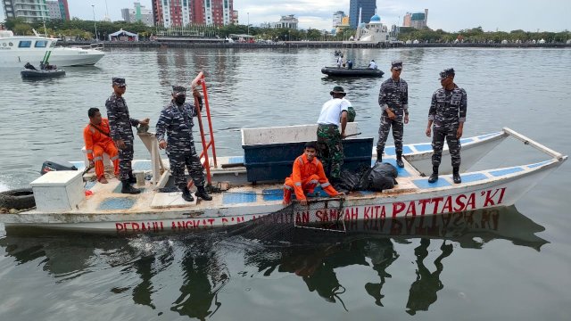 Sukseskan F8, Lantamal Vl Makassar Gelar Aksi Bersih Laut di Kawasan Pantai Losari.(F-Humas)