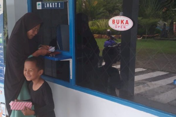 Peduli! Perumda Tirta Mangkaluku Berbagi Bingkisan di Hari Pelanggan Nasional