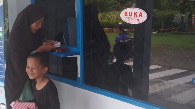 Perumda Tirta Mangkaluku berbagi bingkisan ke pelanggan.