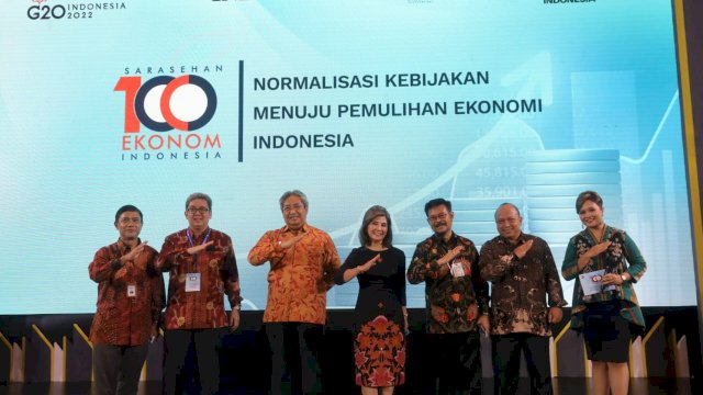Kepada 100 Ekonom, Jokowi Bangga Indonesia Capai Swasembada Beras