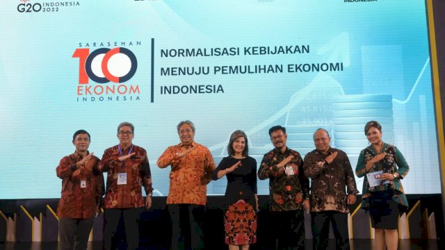 Kepada 100 Ekonom, Jokowi Bangga Indonesia Capai Swasembada Beras