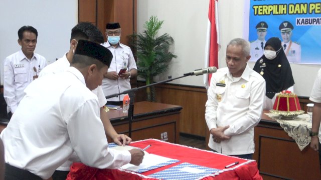 Wabup Pangkep Syahban Sammana Lantik 4 BPD.(f-Humas)