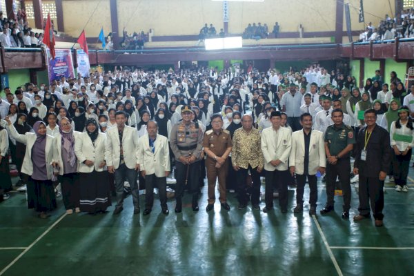 Walikota Judas Hadiri Penyambutan Mahasiswa Baru Universitas Andi Djemma