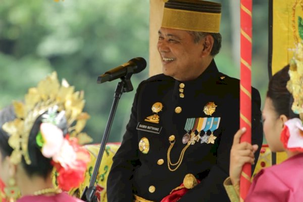 Pengukuhan Ma’dika Ulusalu, Bupati Basmin: Tokoh Adat Harus Dilibatkan dalam Tata Kelola Pemerintahan