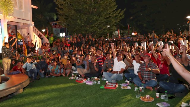 Danny Pomanto Nonton Bareng Pengunjung Makassar F8.