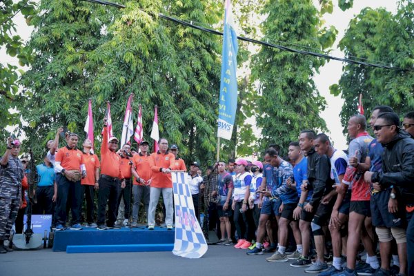 Danny Pomanto Bersama Danlantamal VI Lepas Peserta Fun Run Peringati HUT Ke -77 TNI AL