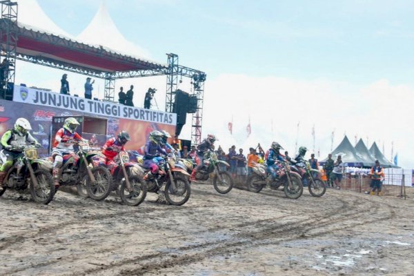 Crosser Kejurnas Motocross Seri 3 2022 Puji Trek Sirkuit Malimpung Pinrang dan Kagum Sambutan Warga