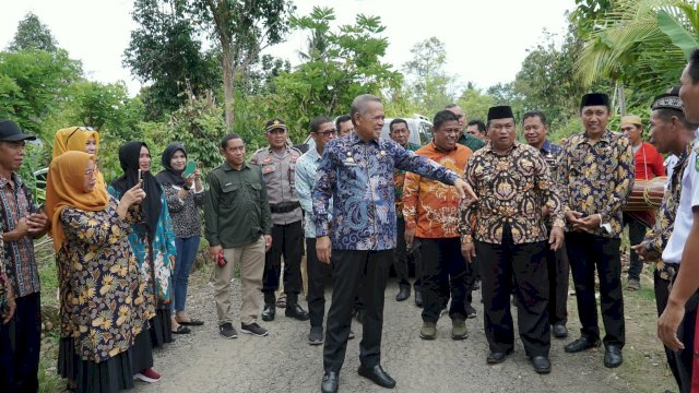 Bupati Luwu Basmin Mattayang Minta Kepala Desa Aktif Mengontrol Masyarakatnya.