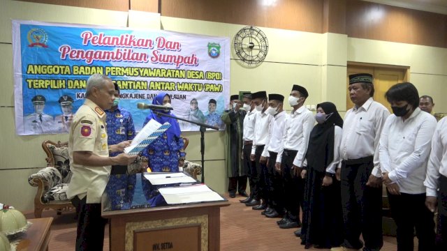 Wabup Pangkep Syahban Sammana Lantik BPD Desa Marasende - Barabatu.(F-Humas)