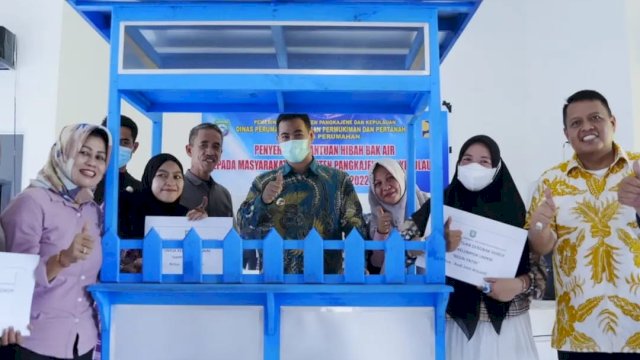 Peduli, Bupati Pangkep Yusran Bagikan Bak Air dan Gerobak Jualan ke Warganya.(F-Humas)