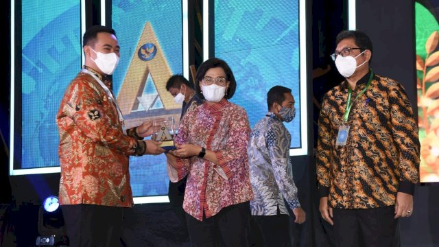 Bupati Pangkep Yusran terima Penghargaan dari Menkeu Sri Mulyani.(F-Humas)