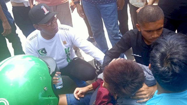 Danny Pomanto Spontan Bantu Korban Kecelakaan di Jalan Arief Rate.