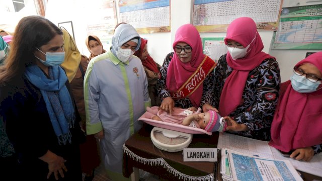 Indira Yusuf Ismail Dampingi Country Representative Unicef Kunjungi Posyandu Kenanga.