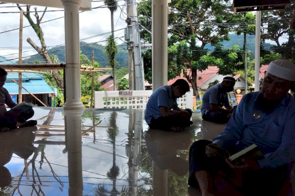 Patut jadi Contoh! Selama Ramadan Karyawan Perumda TM Palopo Tadarus Al-Qur’an – Direktur Isi Ceramah