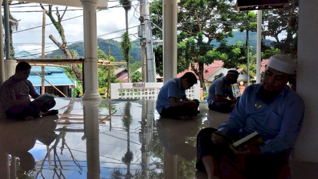 Patut jadi Contoh! Selama Ramadan Karyawan Perumda TM Palopo Tadarus Al-Qur&rsquo;an – Direktur Isi Ceramah