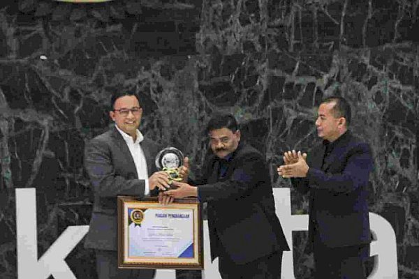 Anies Baswedan Terima Penghargaan dari PWI Jaya
