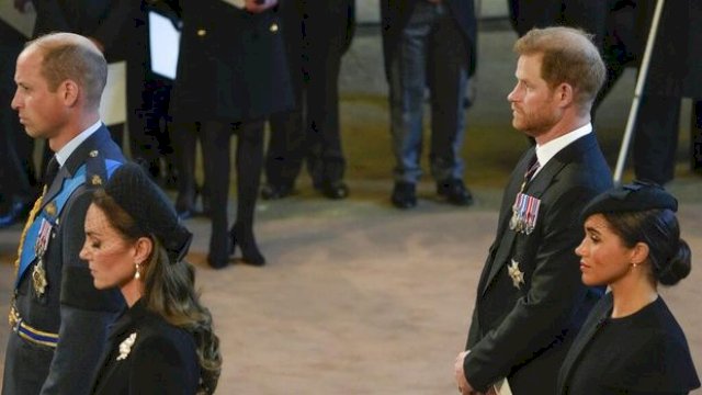 Reaksi Pangeran Harry Lihat Peti Mati Ratu Elizabeth, Tak Bisa Tahan Air Mata.(F-INT)